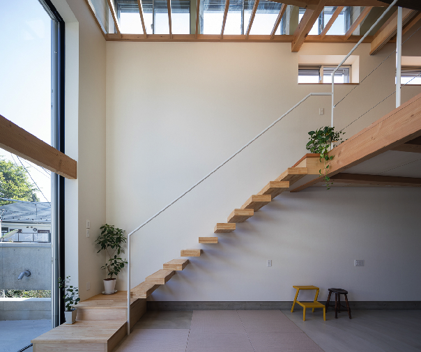 室内縁側の家 La Casa Intorno del Patio -by mcja