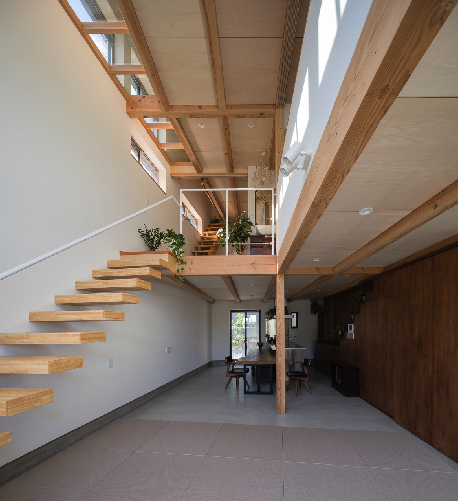 室内縁側の家 La Casa Intorno del Patio -by mcja
