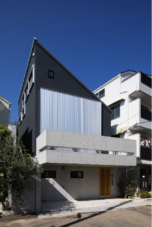 室内縁側の家 La Casa Intorno del Patio -by mcja