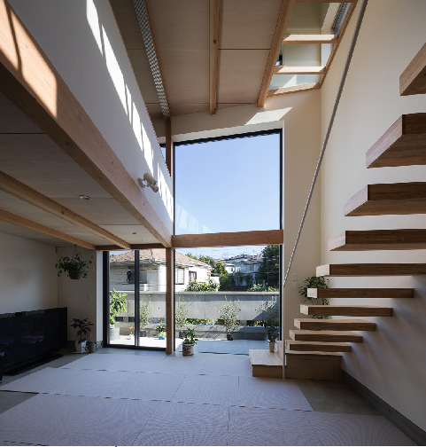 室内縁側の家 La Casa Intorno del Patio -by mcja