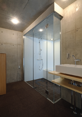 室内縁側の家 La Casa Intorno del Patio -by mcja
