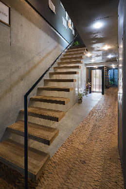 室内縁側の家 La Casa Intorno del Patio -by mcja