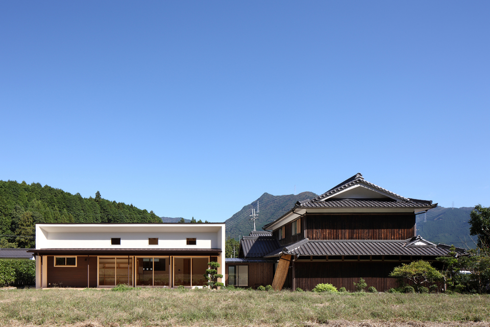 ふるさとの風景に並んで建つ
