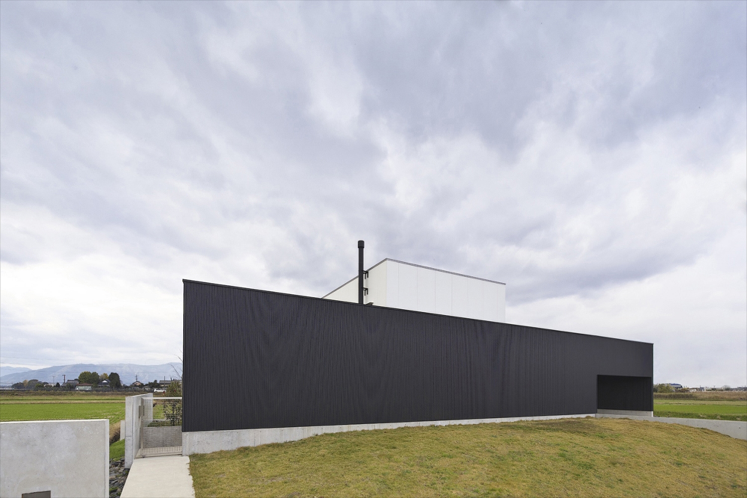 南東より外観を眺める