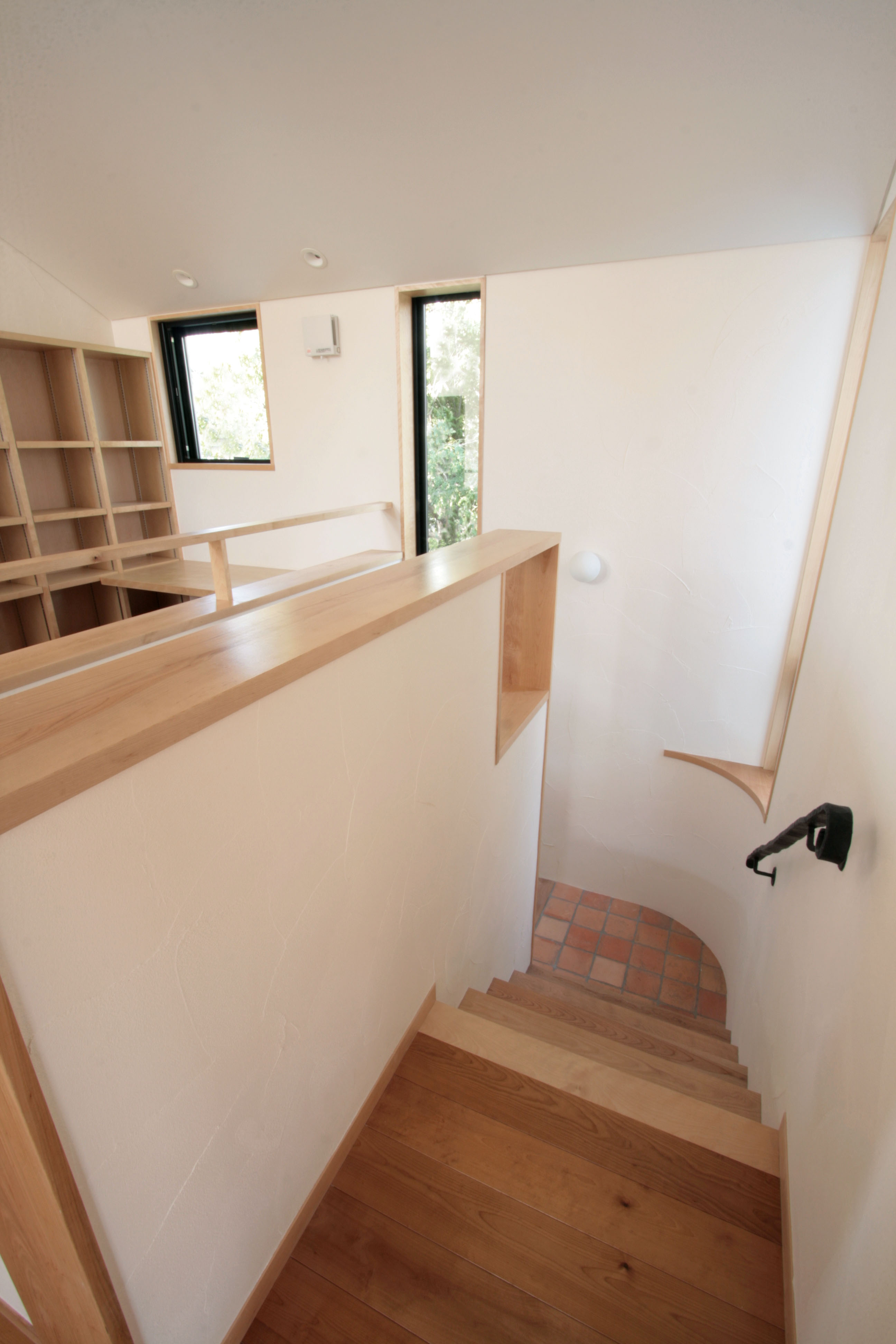 上階の書斎につながる階段