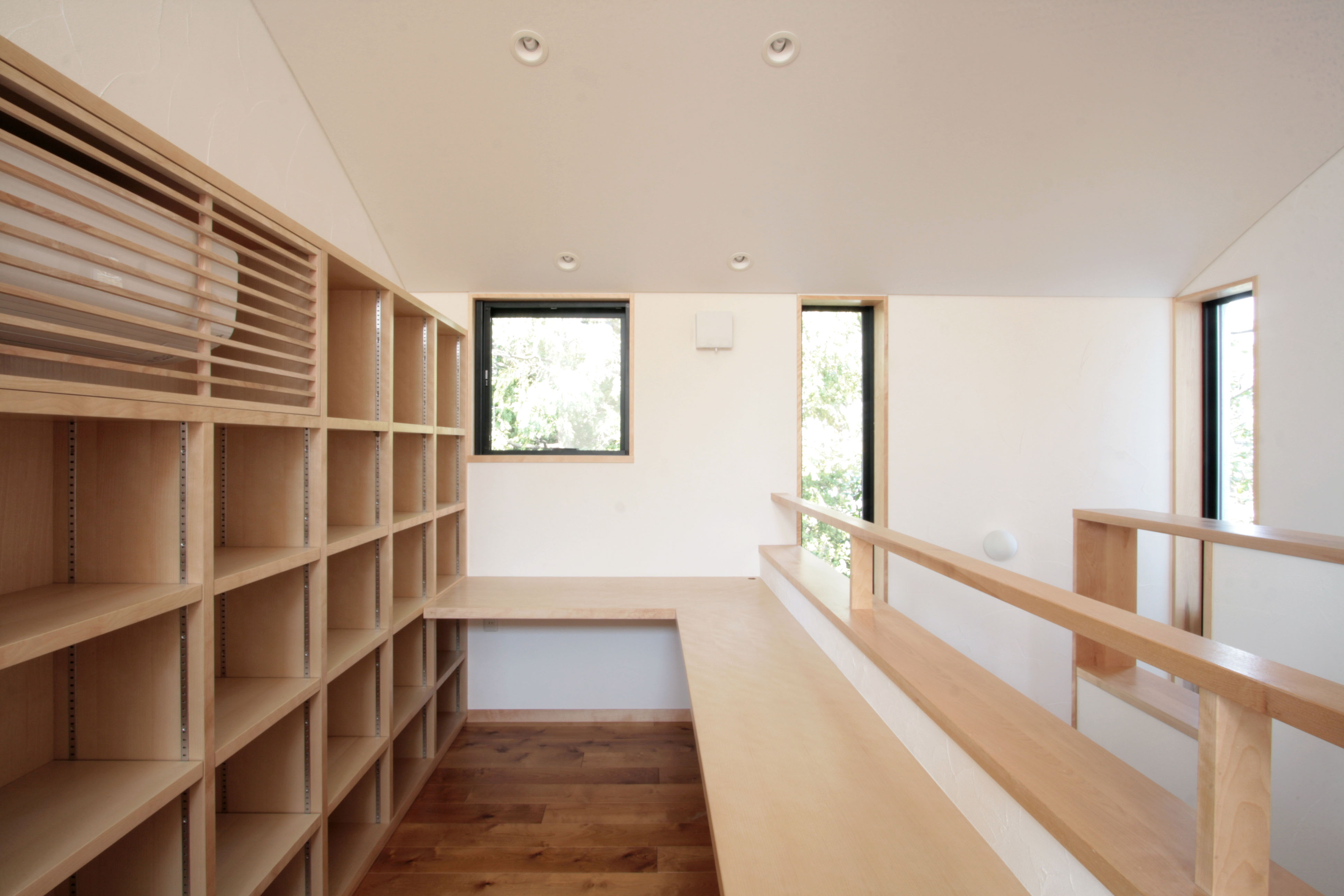 階段上部の書斎