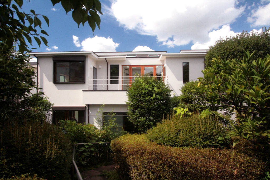 庭から見た外観