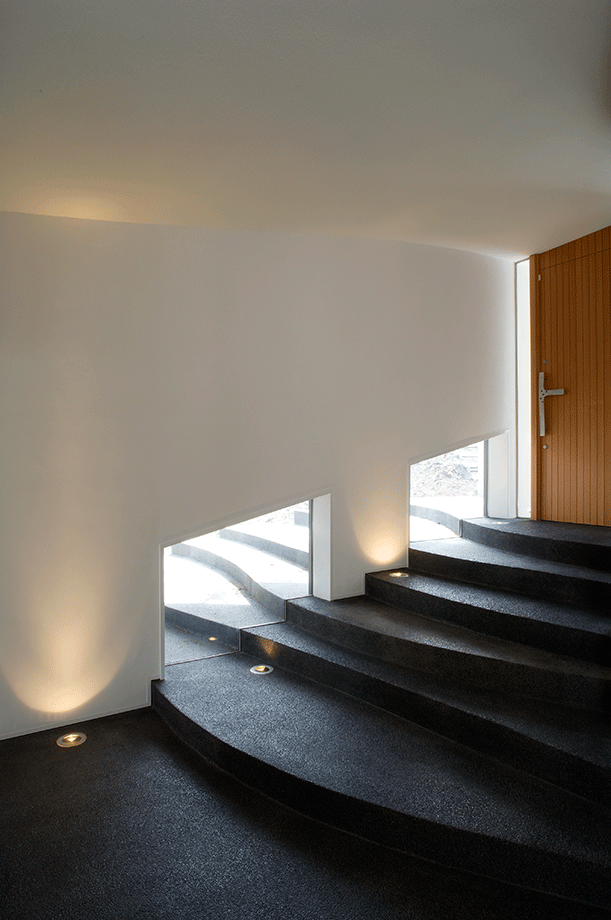 棚田のような階段のあるエントランスホール