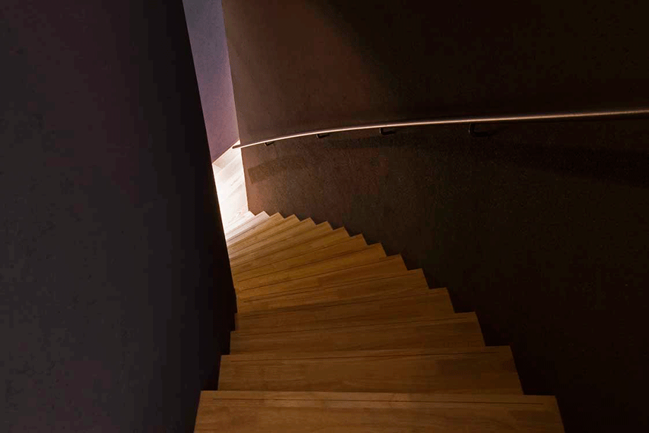 1階へとつながる廻り階段