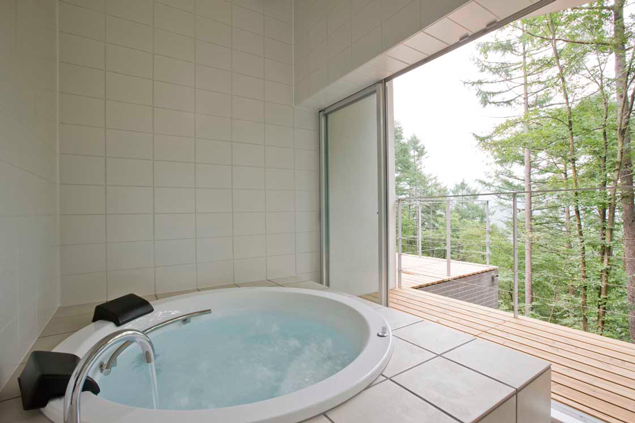 テラス越しに外部に開かれた浴室