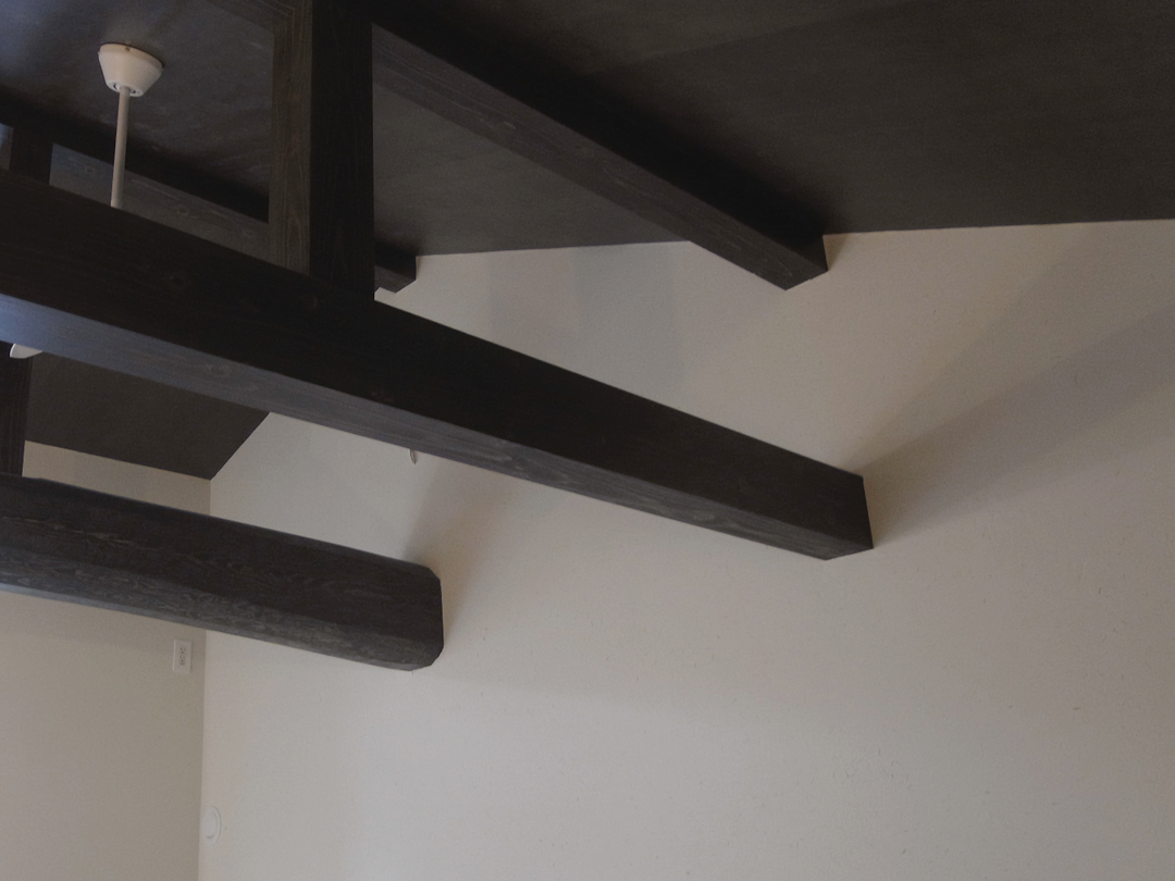 小屋組みの丸太梁