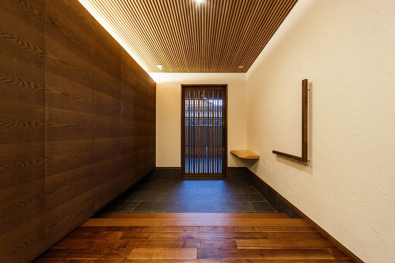 玄関の夜の雰囲気