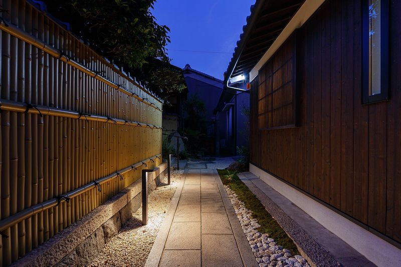 アプローチ部分の外観夜景