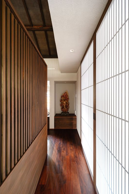 玄関から展示室に入る