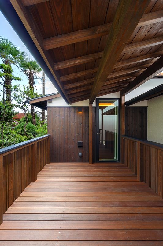 屋根付きウッドデッキテラス