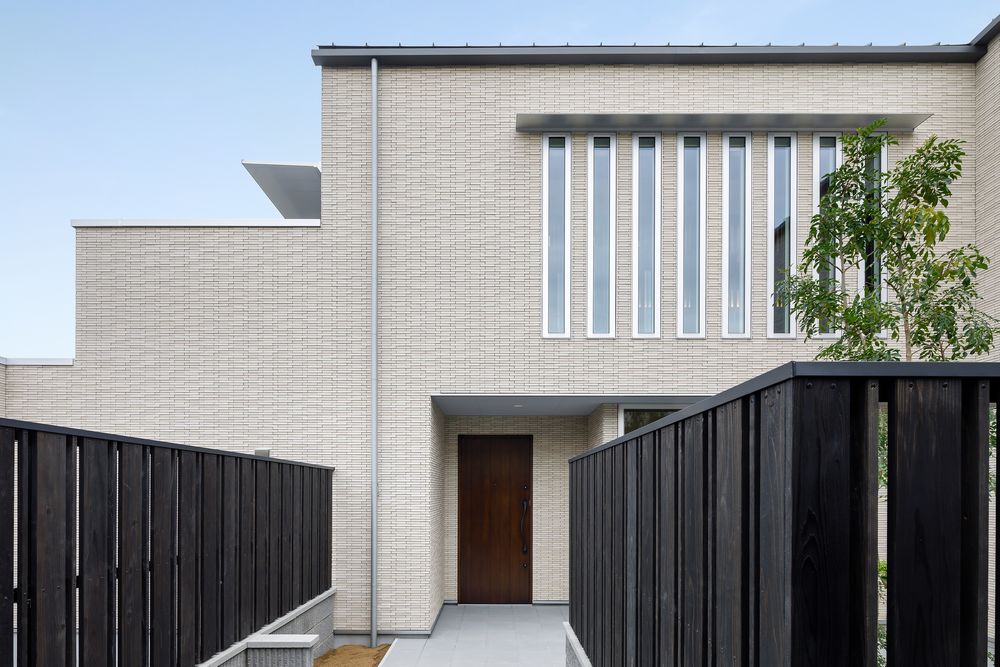 全面タイル張りの外観