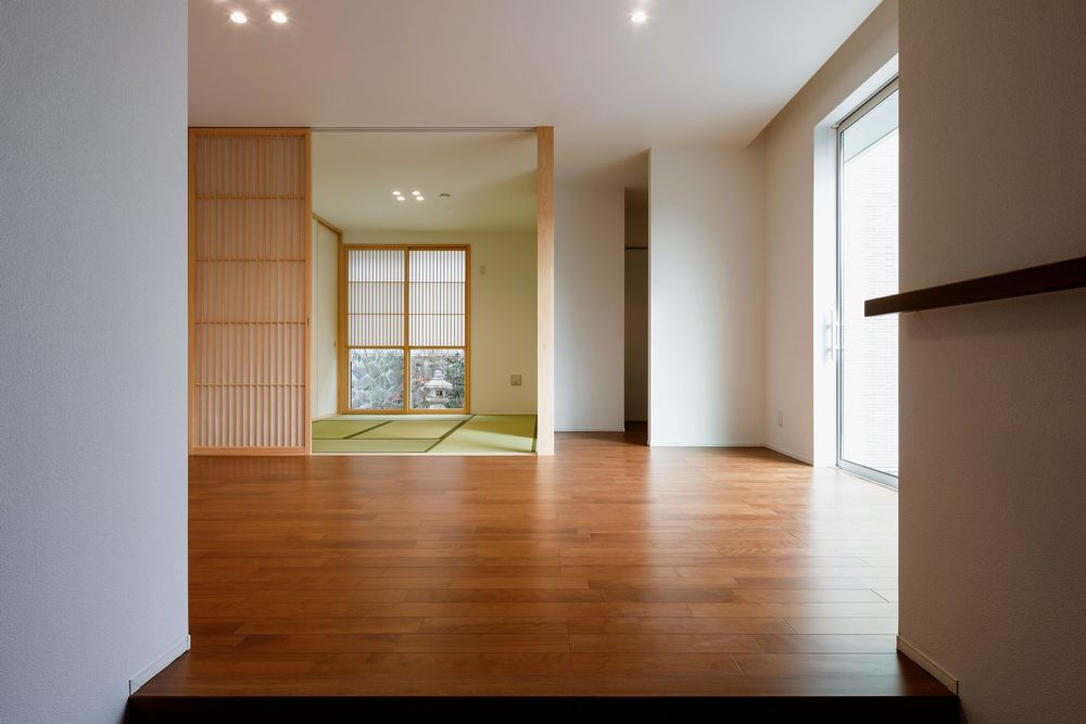 玄関に入ると２つの庭が見えます