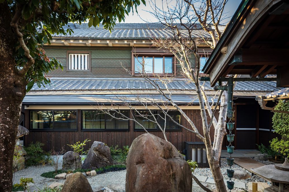 庭から観た建物の外観