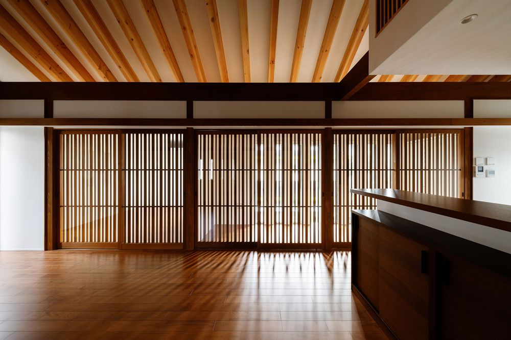 リビングダイニングは落ち着いた和の空間