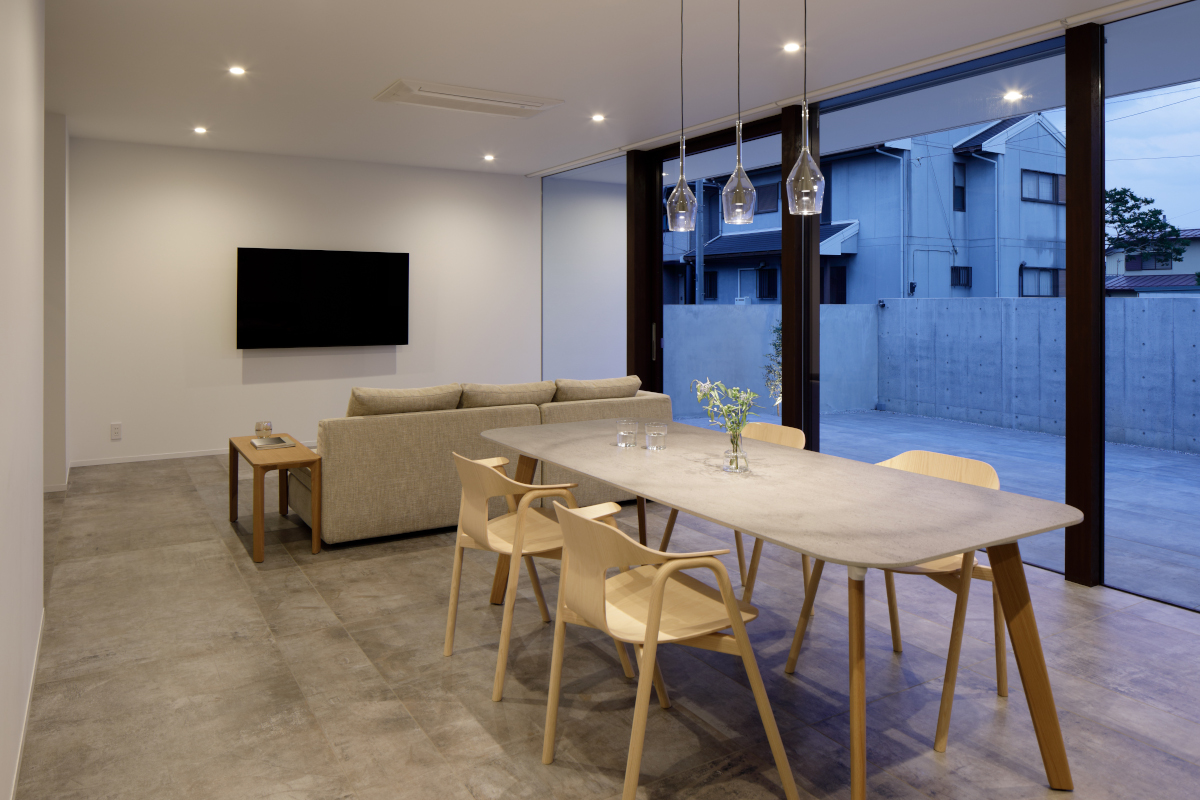 リビングダイニング夕景