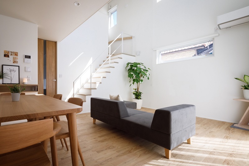 階段と一体になった大きな吹抜けのあるリビング