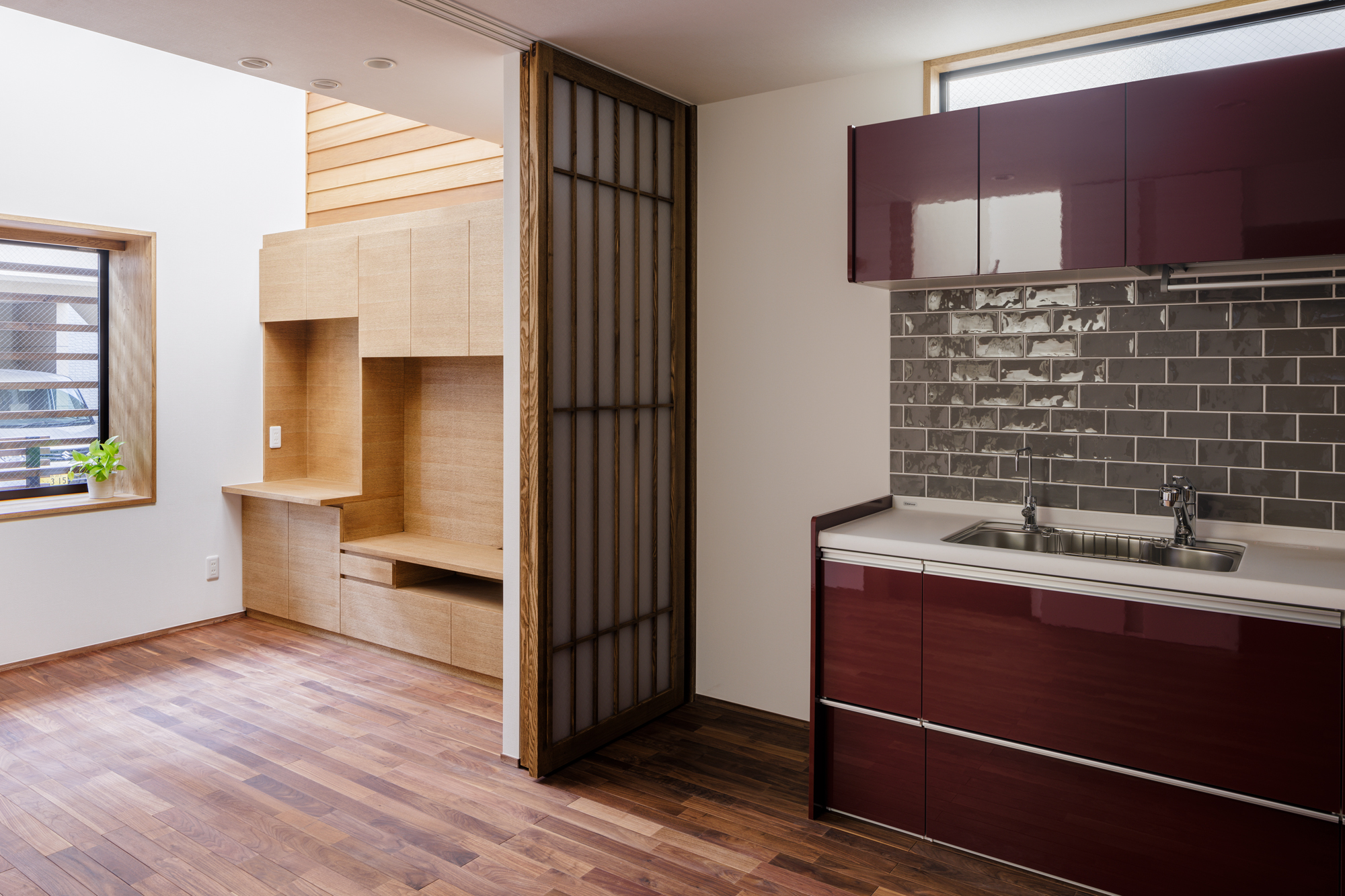 ダイニングキッチン→吹抜けのリビング「光をつかむ家（light fall house）