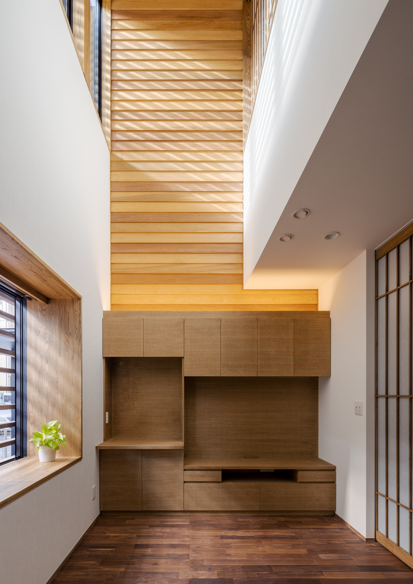 リビングダイニング事例：吹き抜けから、光がそそぐリビング「光をつかむ家（light fall house）（光をつかむ家（light fall house）　/　吹抜けから、光が滝の様に流れ落ち、家の隅々まで照らす戸建て住宅）吹き抜けから、光がそそぐリビング「光をつかむ家（light fall house）