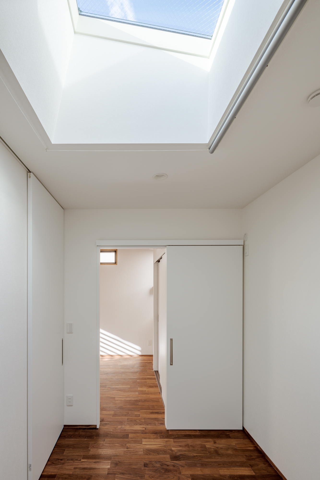 天窓のある２階の子供部屋「光をつかむ家（light fall house）