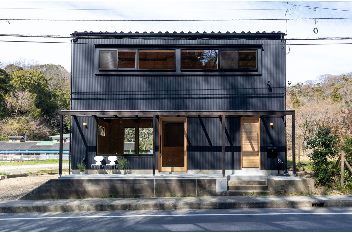 ガルバリウム鋼板の外壁　ブラック　鎌倉市常盤 ギャラリー＆雑貨　カフェ 店舗併用住宅フルリノベーション