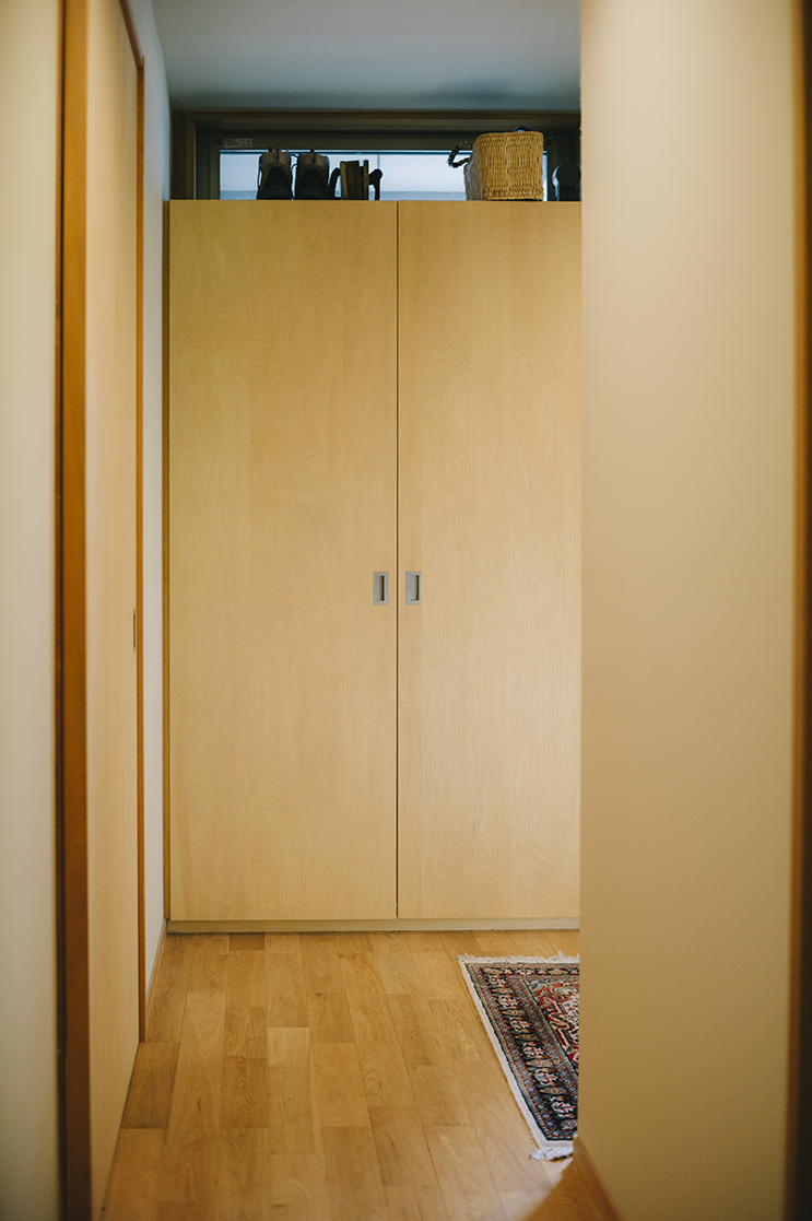 木の温かみのある下足収納