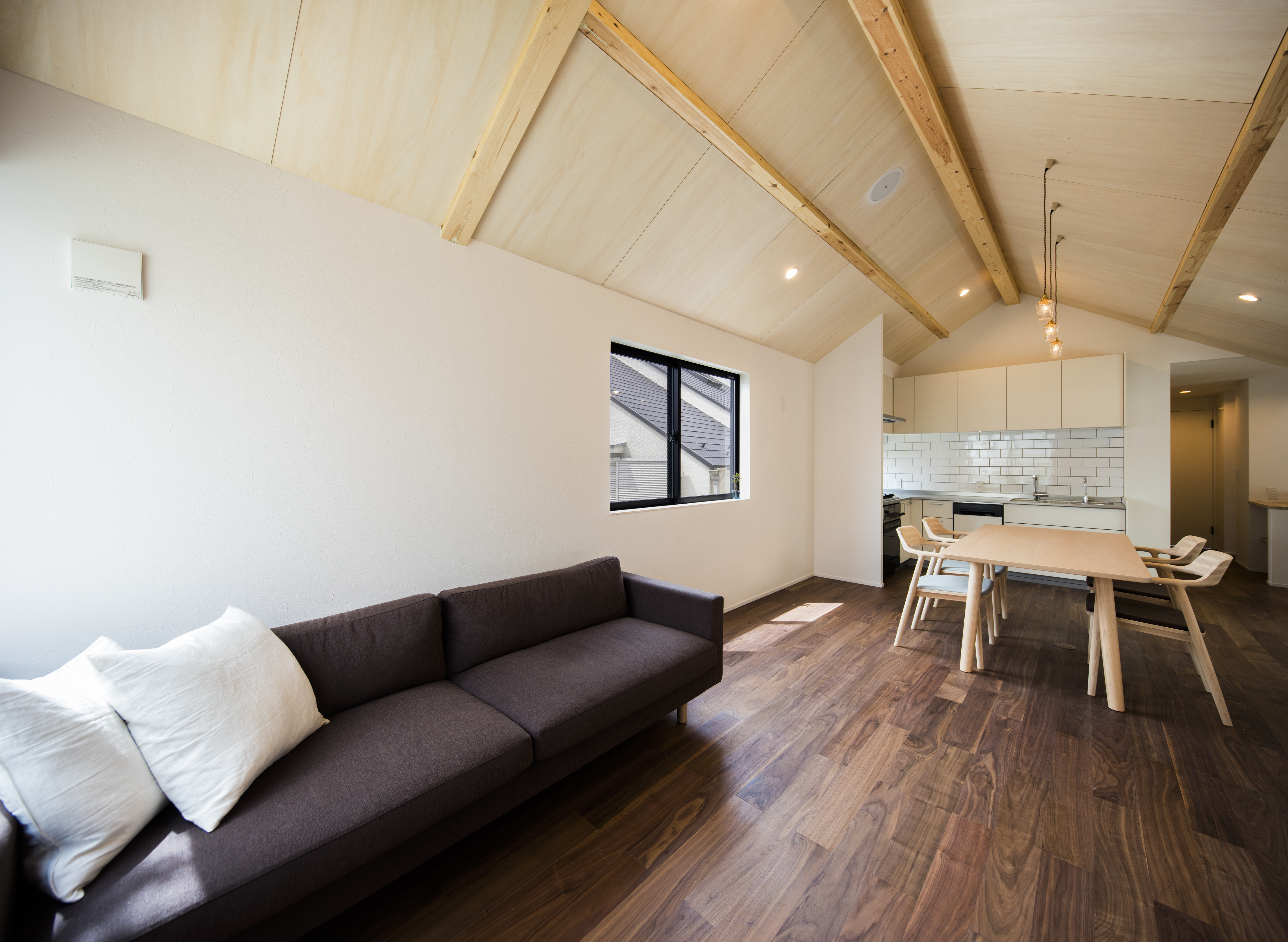 天井も木貼りの落ち着いたLDK