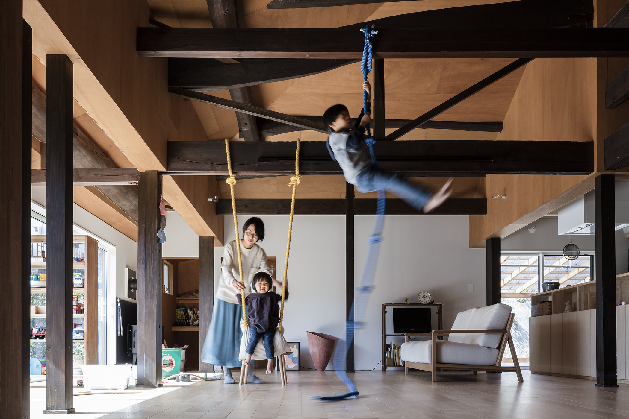 ギャラリーにもなる土間のエントランス空間