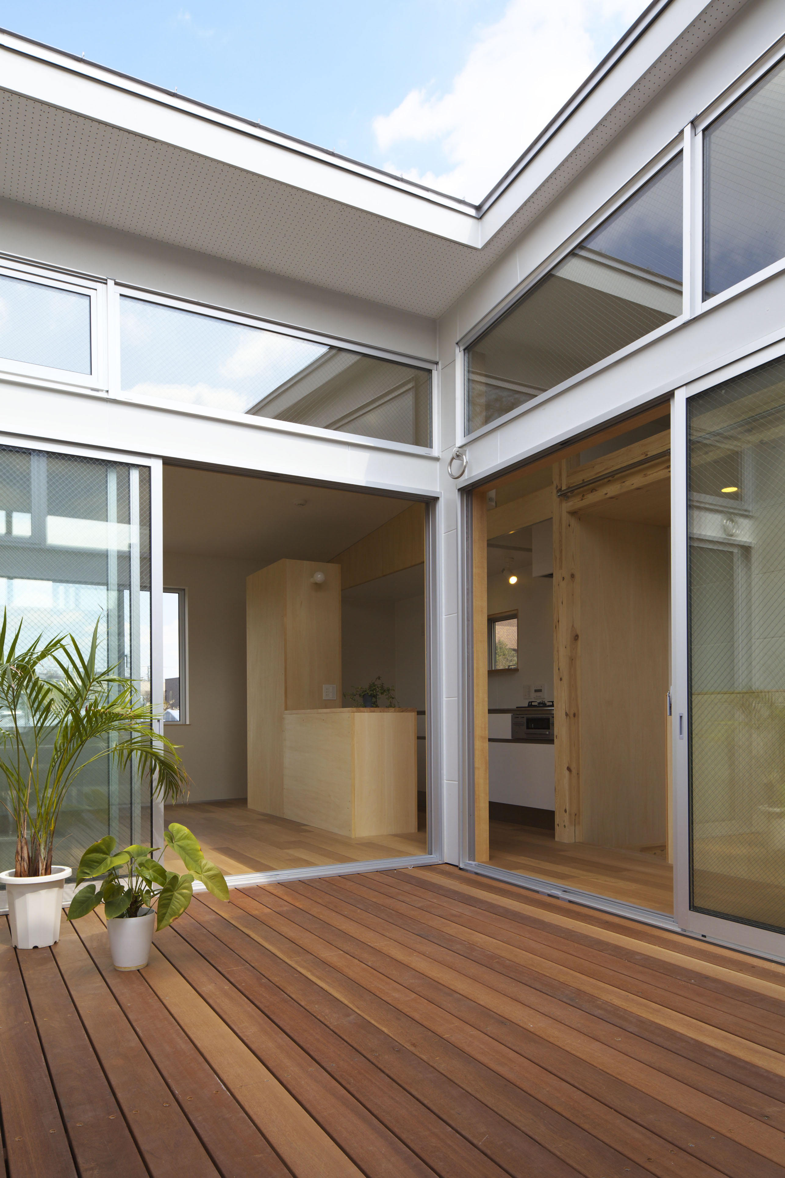 ３方向が室内に面した中庭（コートハウス）