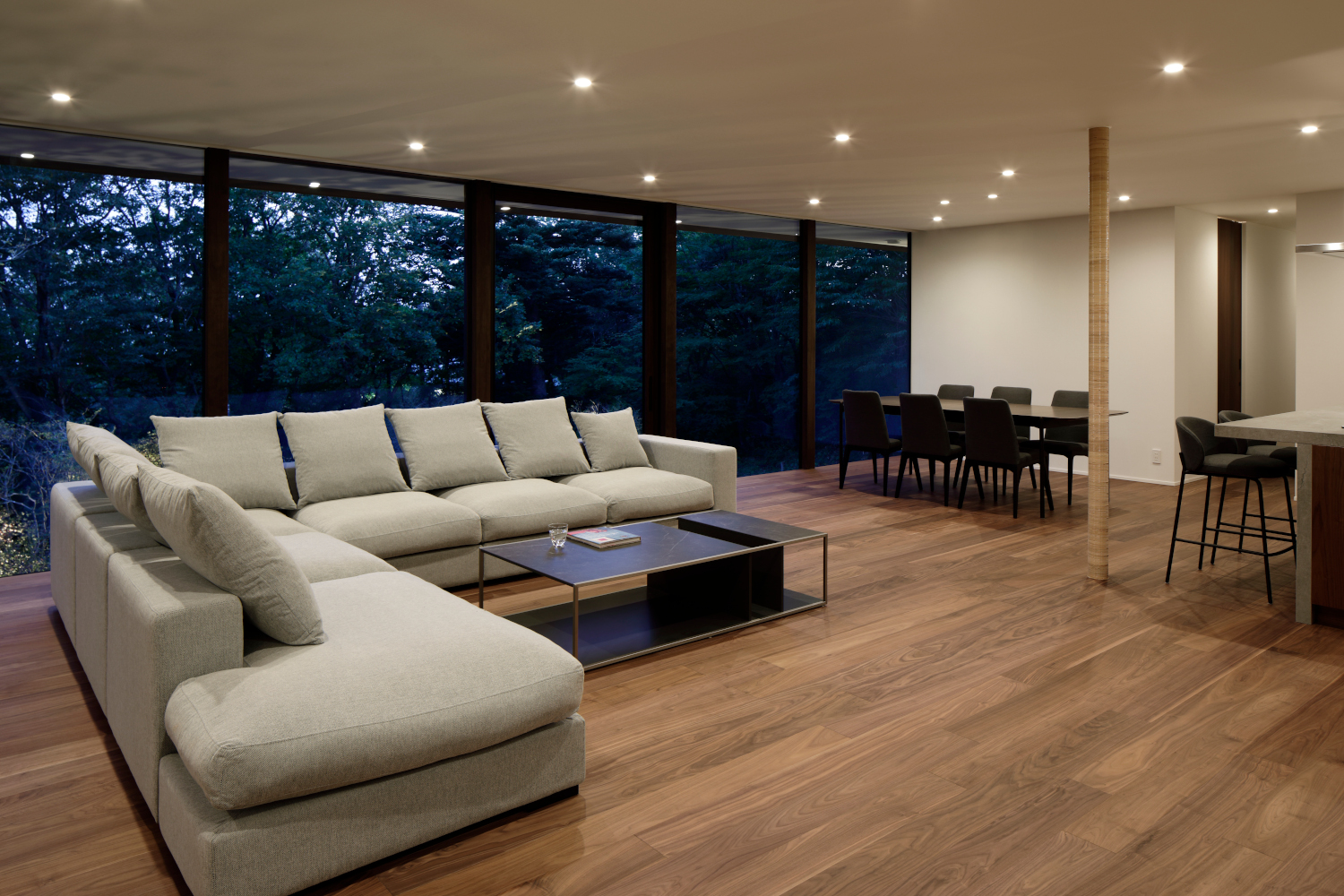 リビングダイニング夕景