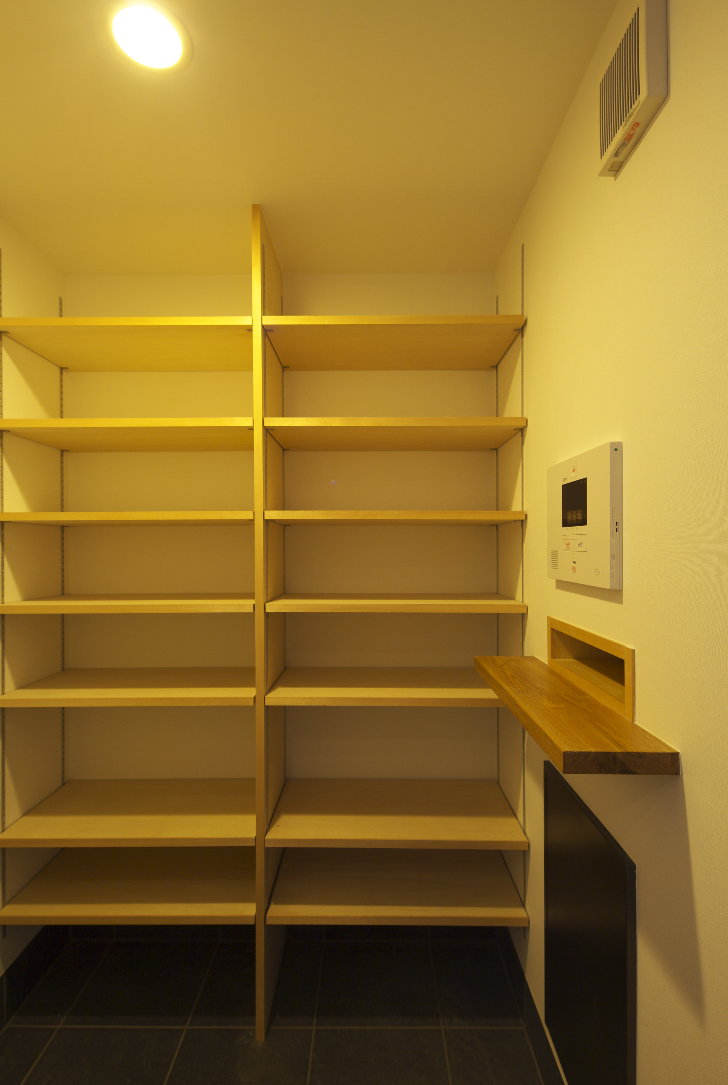 埋め込み宅配ボックスとポストのある収納力抜群のSIC