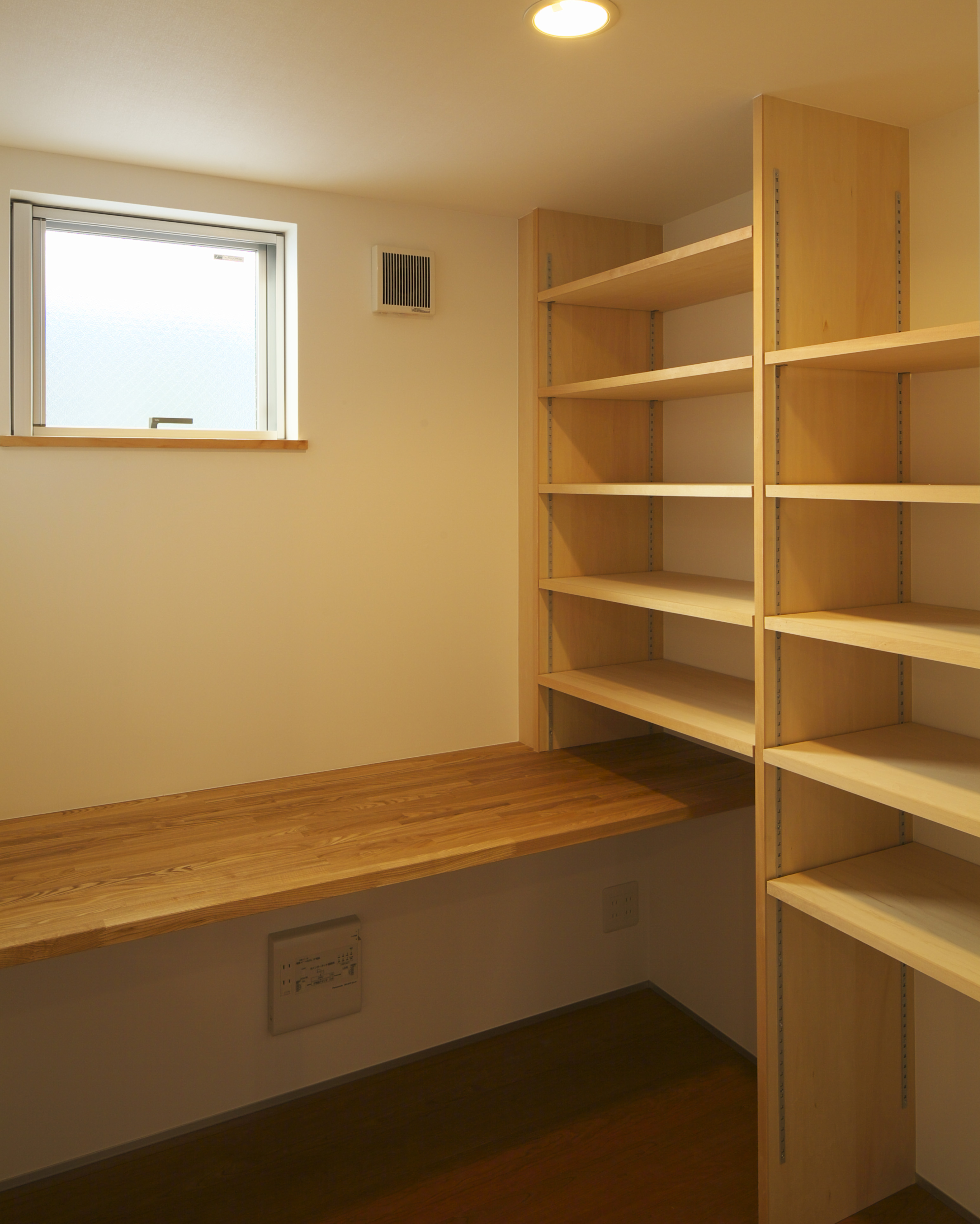 収納もしっかり作り付けられたスタディースペース