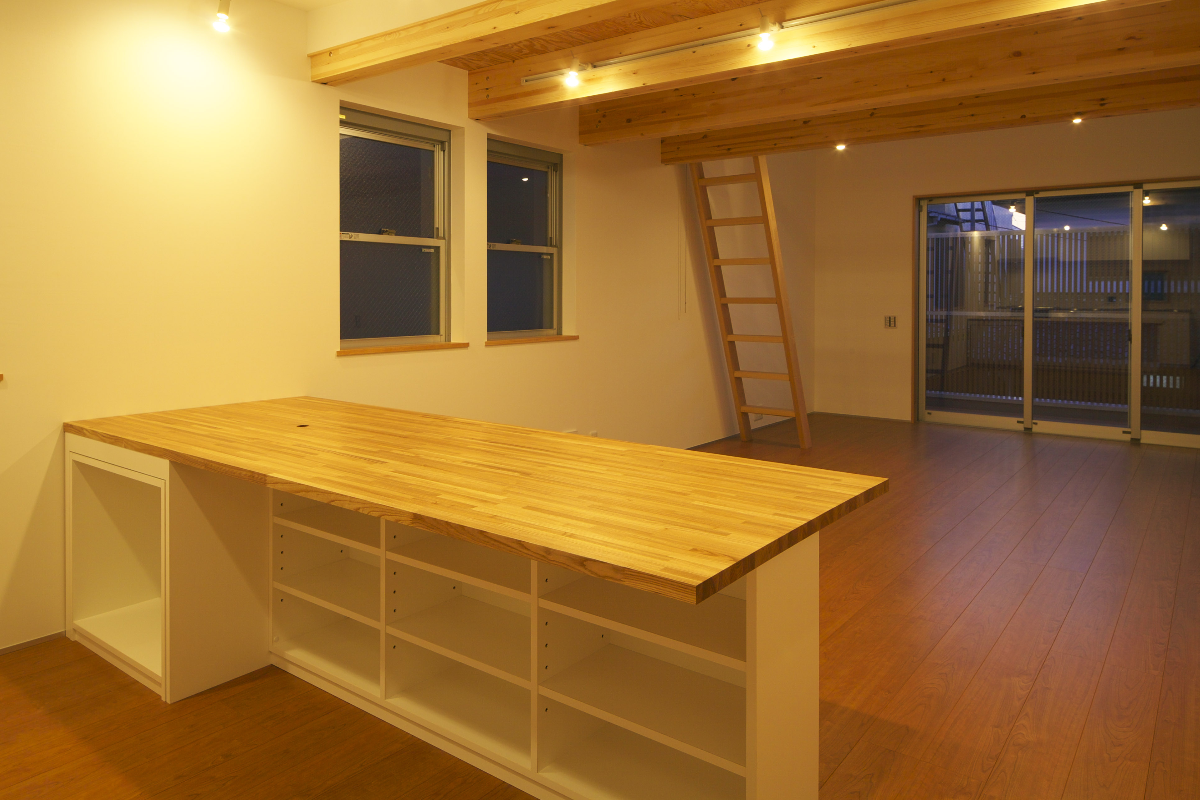 キッチン側の収納もたっぷり確保した造作ダイニングテーブル