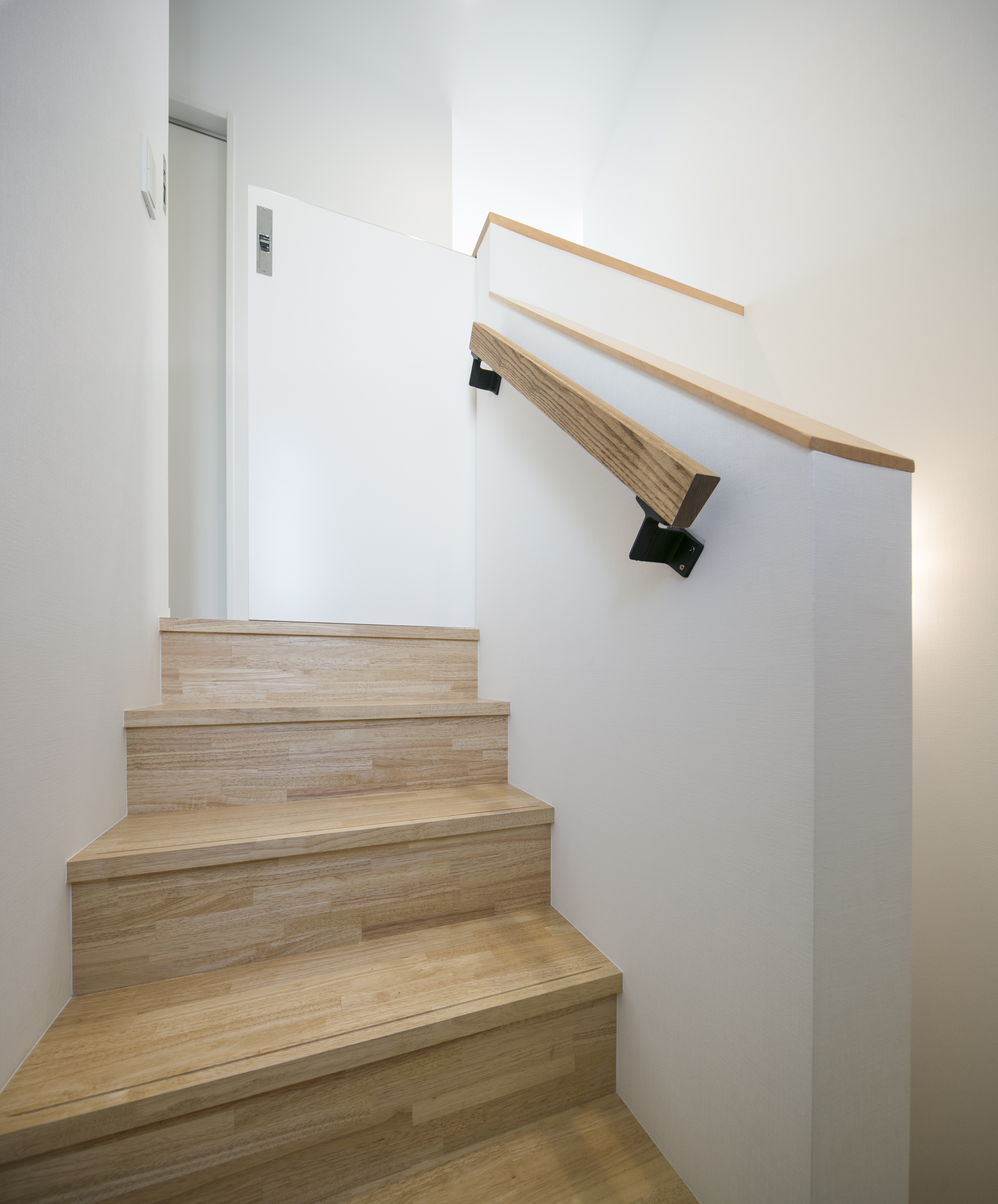 作り付けのベビーゲートのある階段