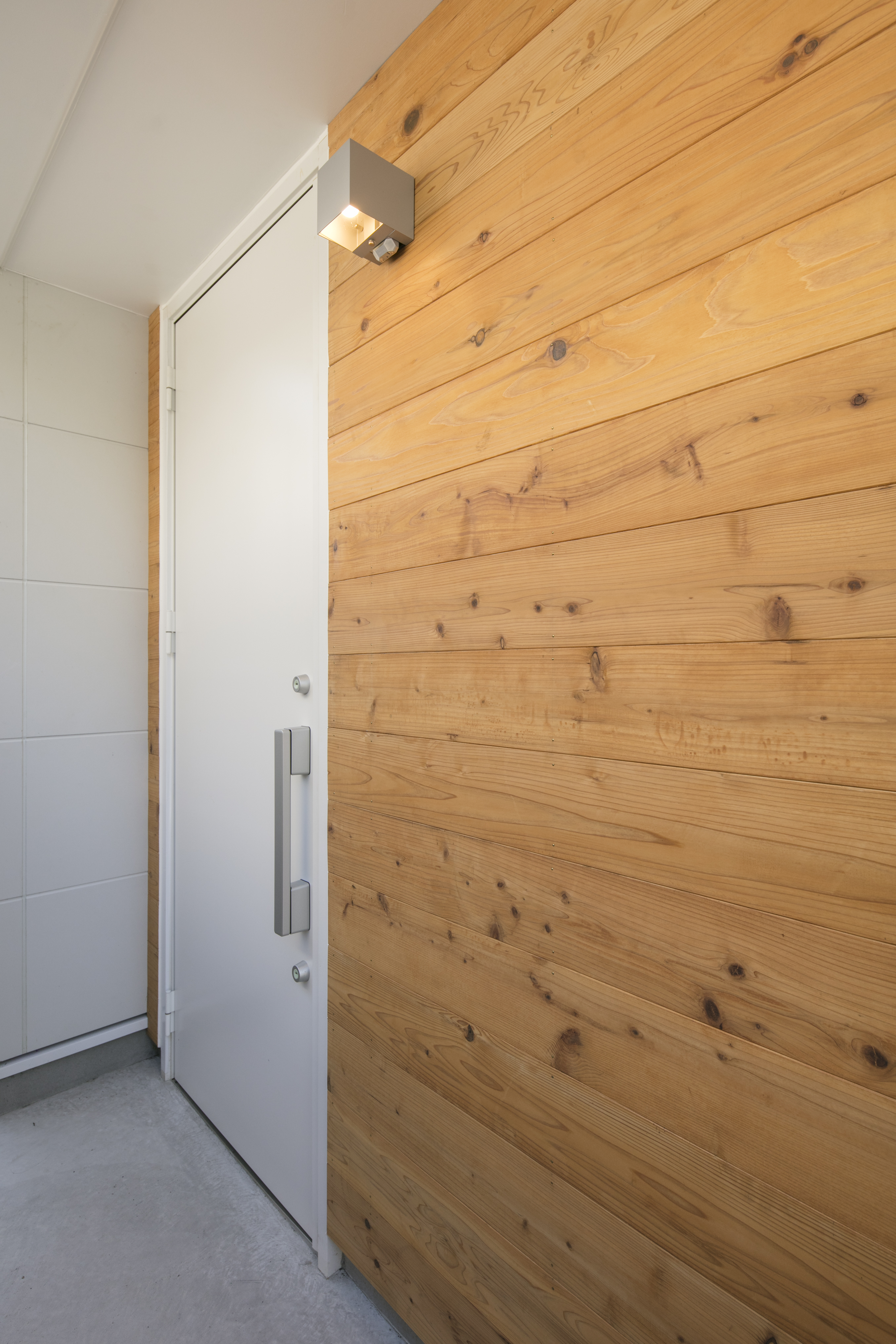 木が暖かく迎えてくれる玄関アプローチ