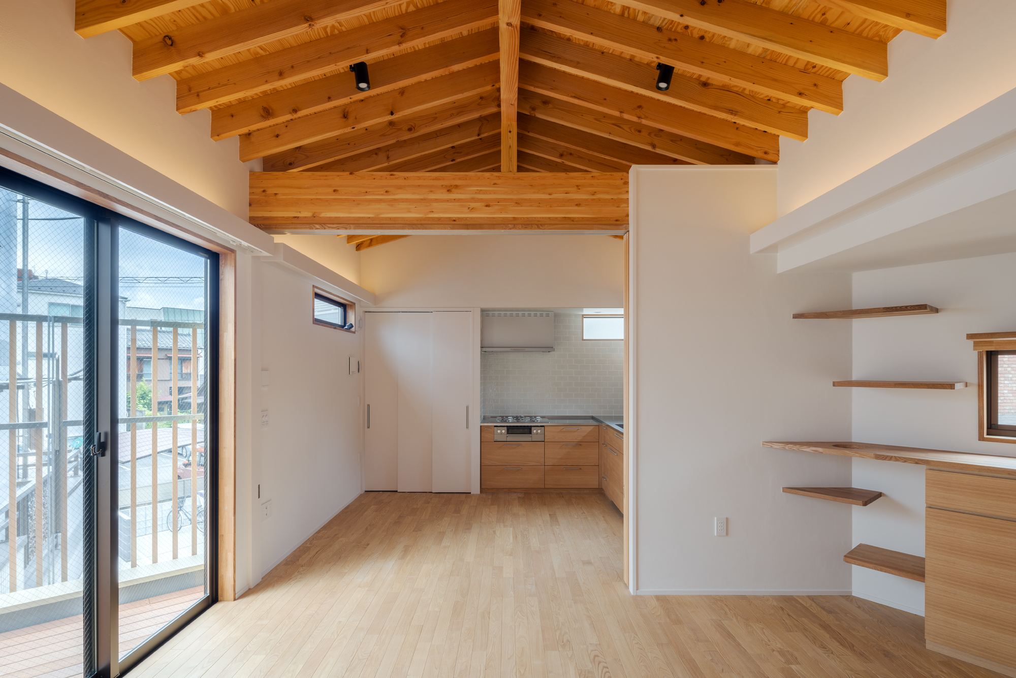 リビングからダイニングキッチンを見る「斜め40do猫の家」