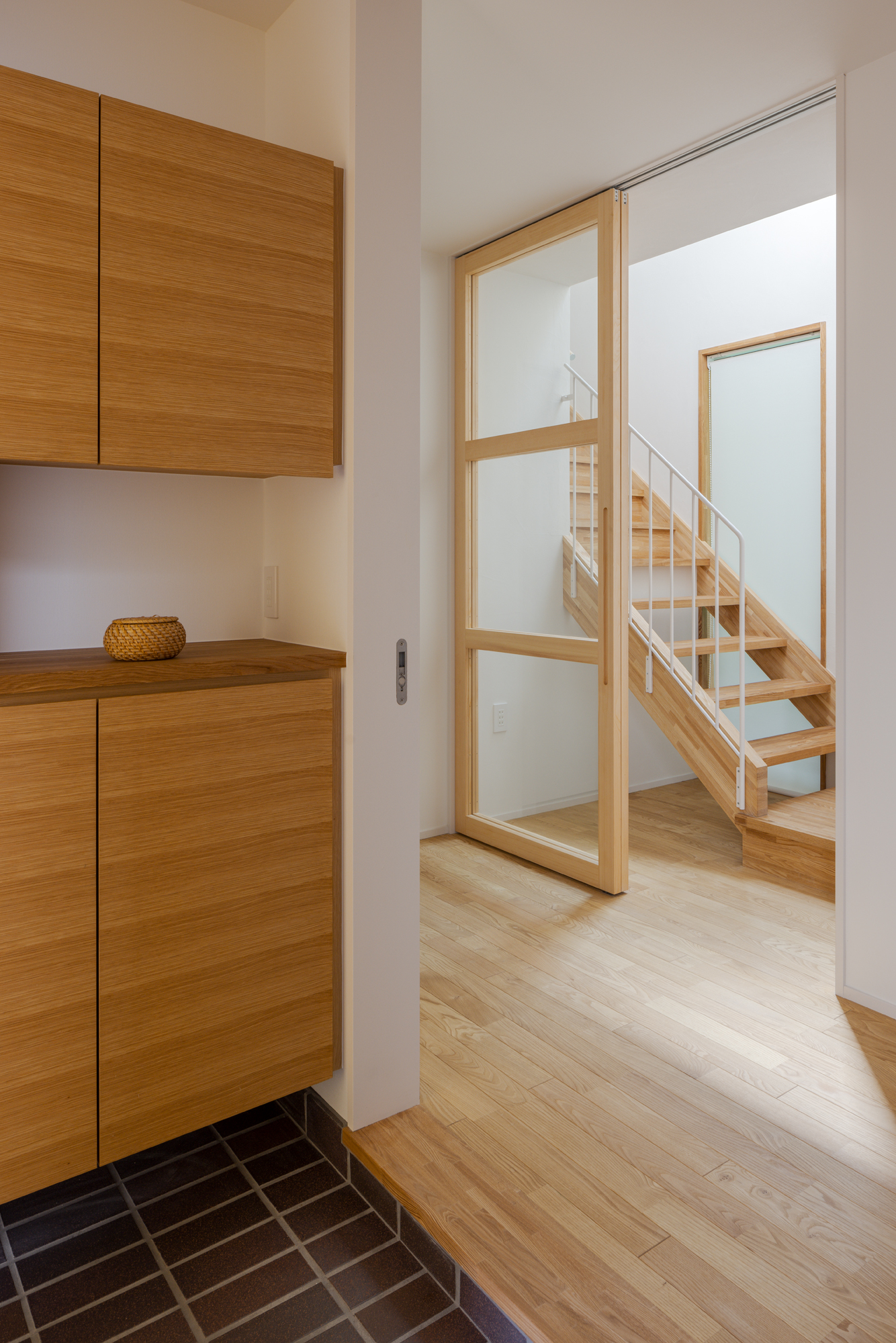 玄関から階段を見る「斜め40do猫の家」