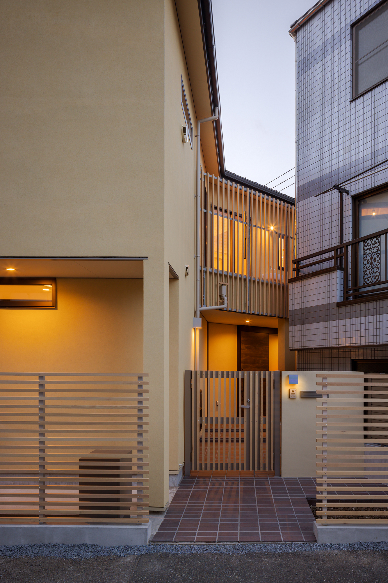 南側外観夕景「斜め40do猫の家」