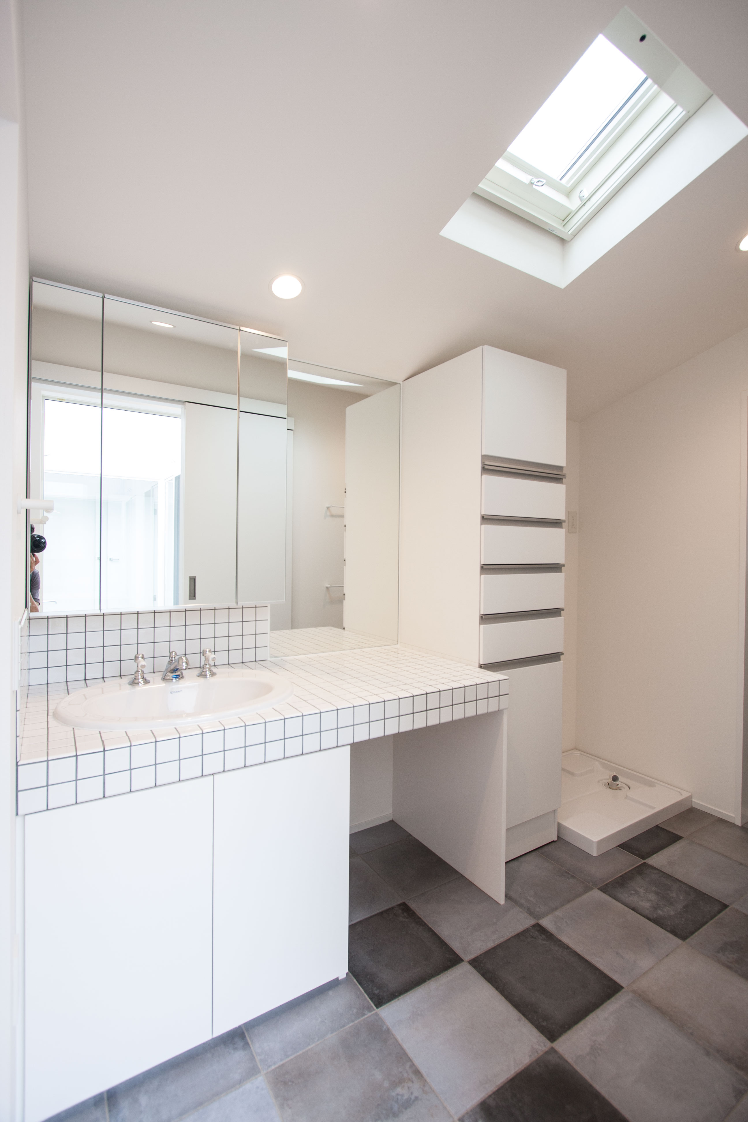 湘南・藤沢市長後の中庭のある2世帯住宅 グリーン、緑と暮らす　2階洗面