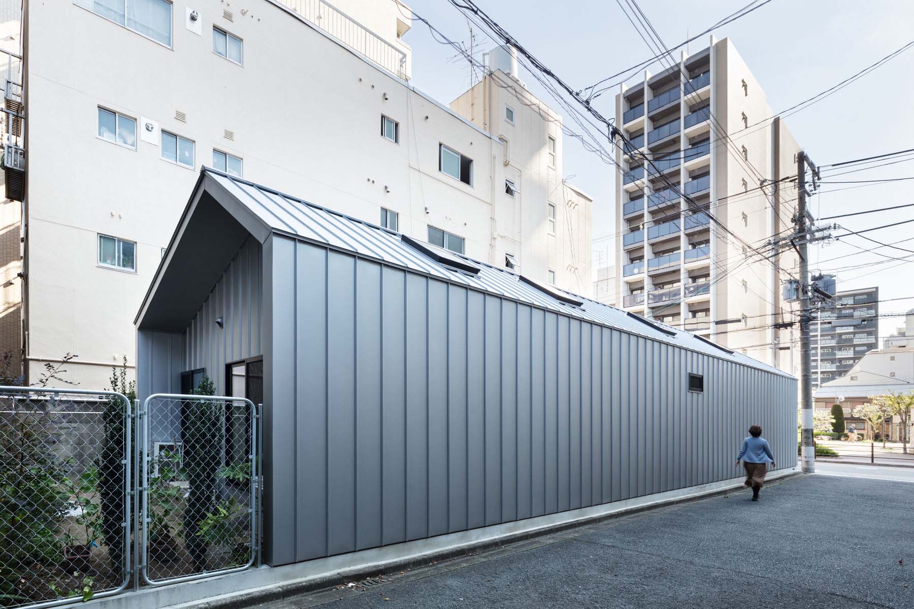 建物の北に空けた小さな屋外スペースは、ダイニングキッチン直結の家庭菜園。