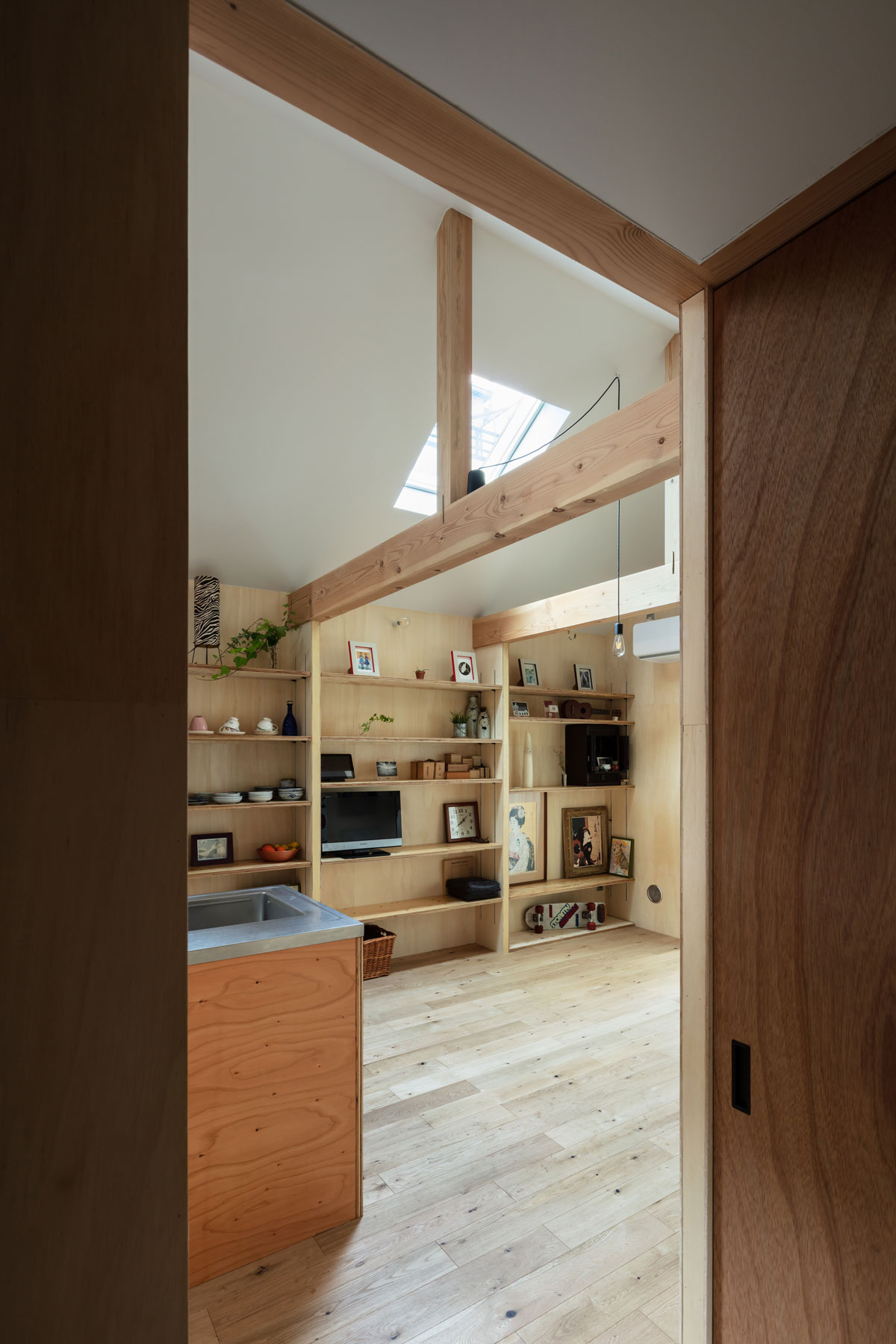 居間の奥にミニキッチンを備えたお母さまの部屋。トイレ・風呂・洗面と最短の動線でつないでいます。