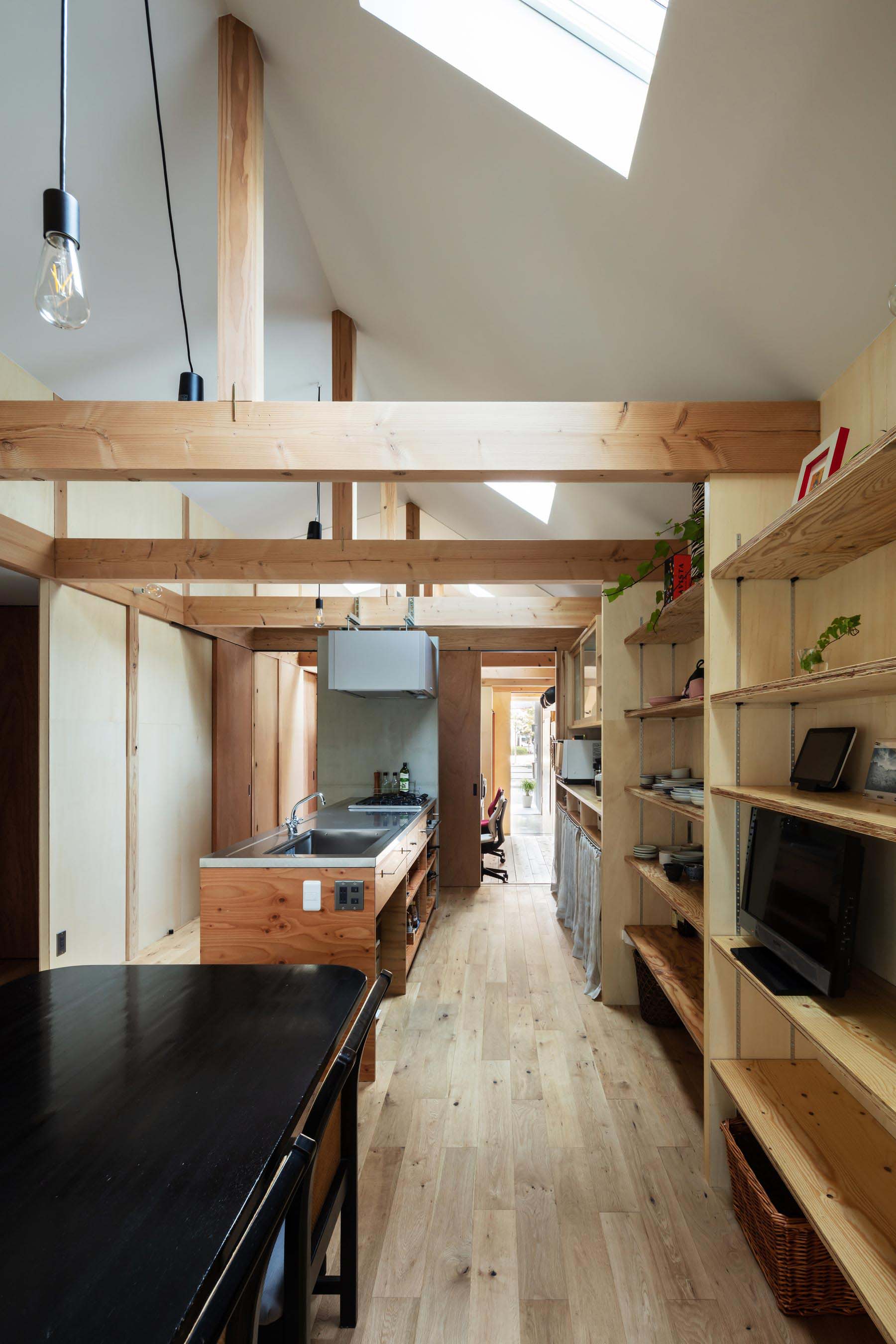 複数人で同時利用できるようにキッチンカウンターは幅2,700とし、作業スペースにも余裕を持たせています。