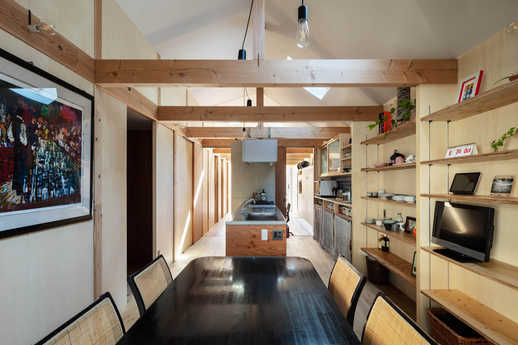 ビルの谷間にあっても、トップライトから光が射す時間帯は自然光だけで十分明るく、太陽や雲の移ろいが感じられます。