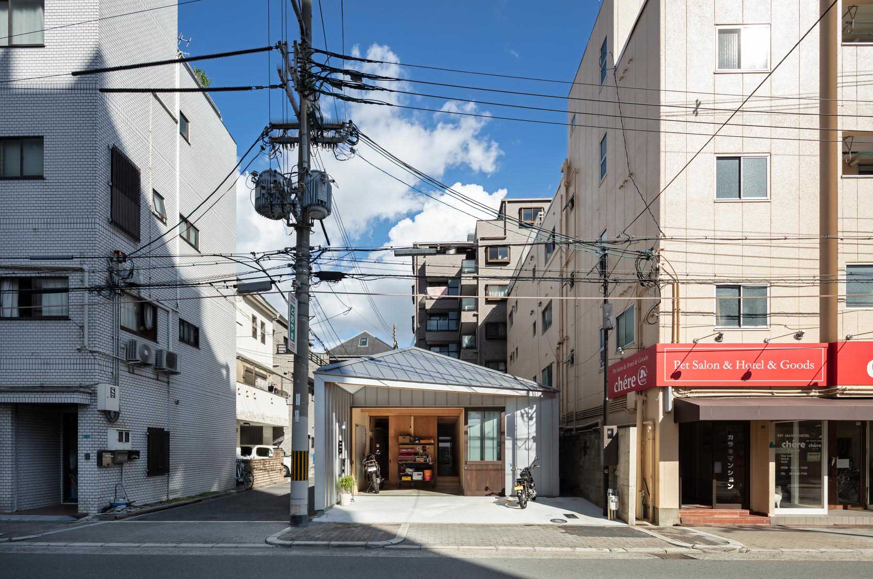 お施主様は建て替え前から半屋外の玄関土間をガレージや打合せスペースとしてうまく活用されていました。その生活を継承した軒下空間。