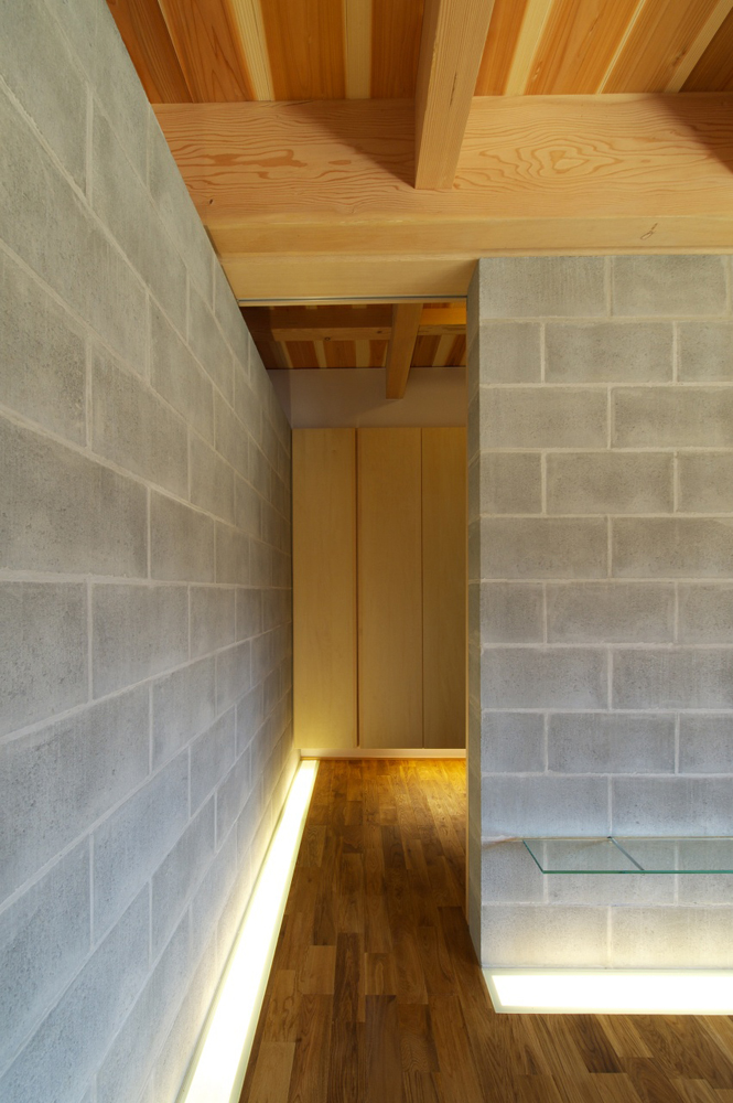 リビングから玄関ホールを眺める。