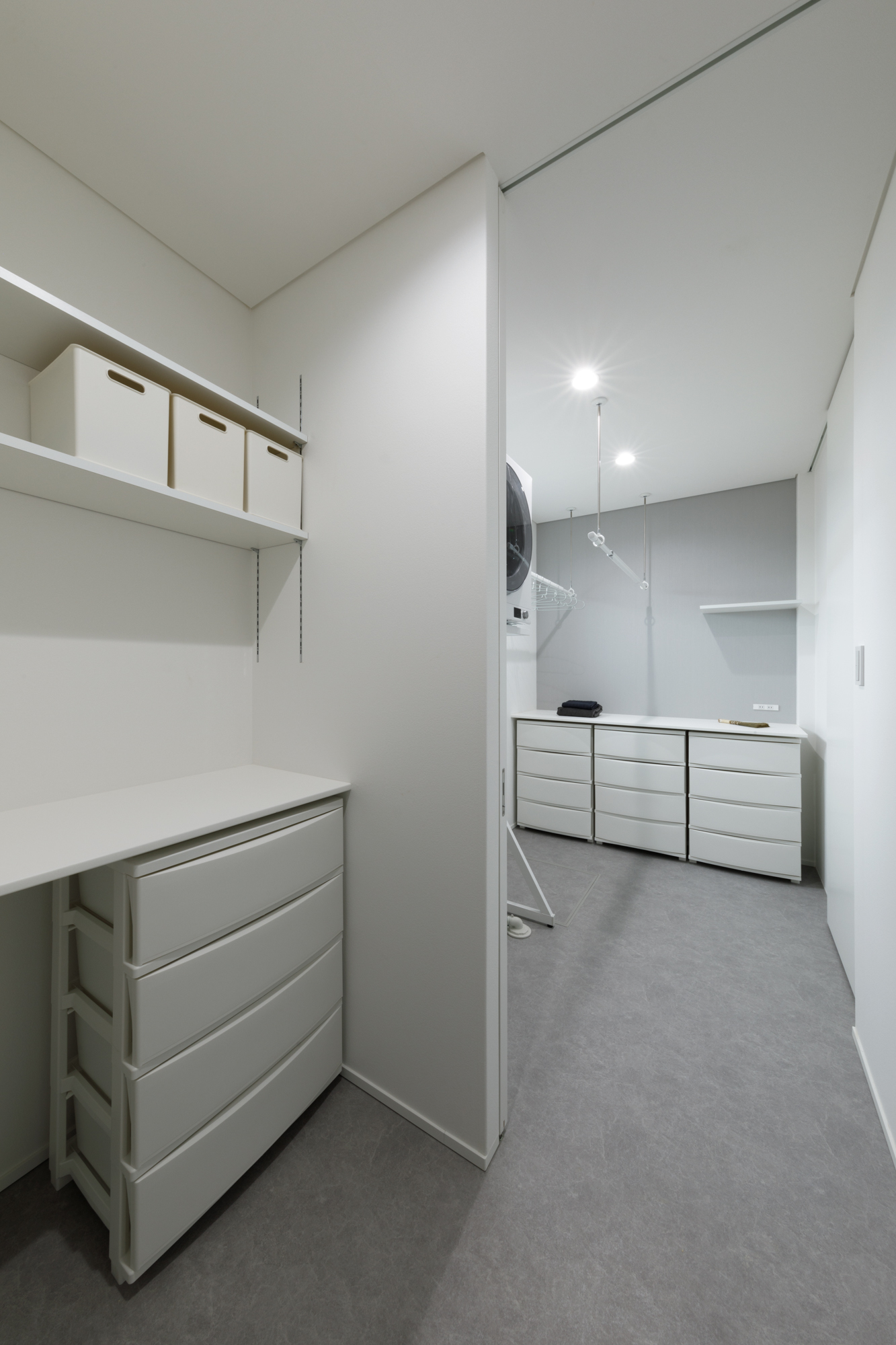 ランドリールームと引戸で仕切れる脱衣室